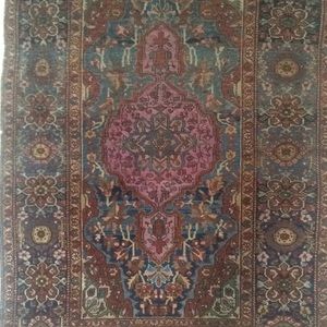 Antique hand knotted Persian rug. 3'4"X 5'